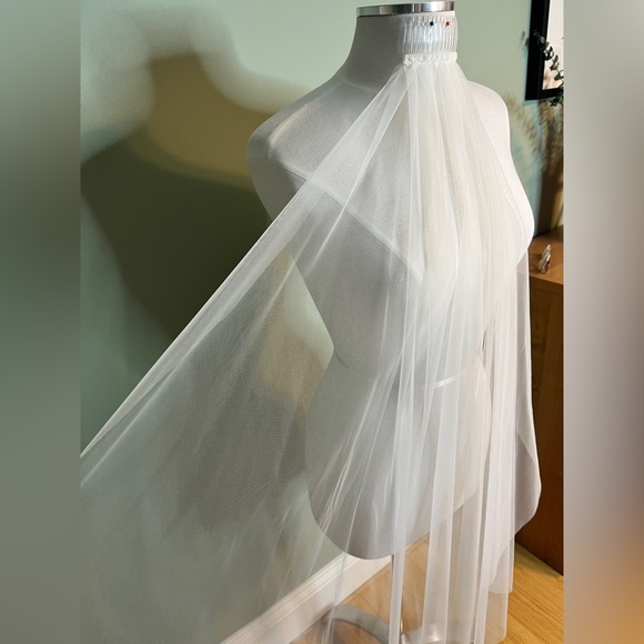 Beautiful 40 inch Italian net wedding veil with a plastic comb bridal - Picture 8 of 12